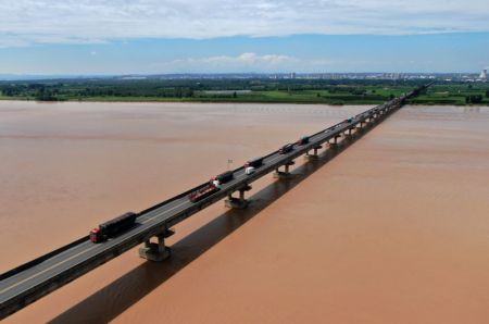 (miniature) Photo aérienne prise le 13 août 2020 montrant le pont routier de Luoyang du fleuve Jaune