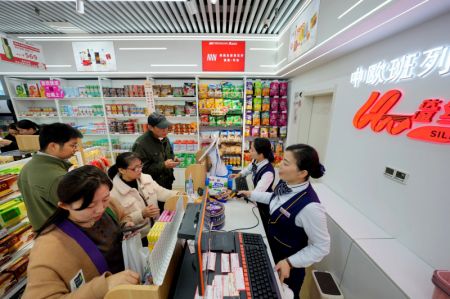 (miniature) Des personnes achètent des produits dans un magasin vendant des produits sous douane à la gare de Hankou