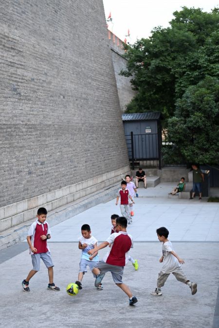 (miniature) Des enfants jouent au football près des remparts anciens de Xi'an