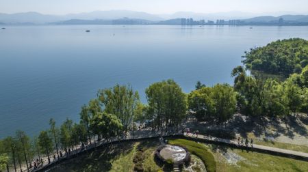 (miniature) Une vue du lac Erhai dans la préfecture autonome Bai de Dali