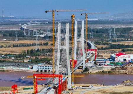 (miniature) Photo aérienne du chantier du grand pont Wuhai traversant le fleuve Jaune