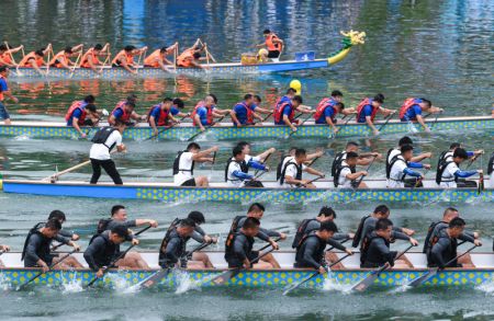 (miniature) Des participants à une course de bateaux-dragons à Zhenyuan