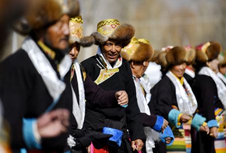 (miniature) Des villageois lors d'une cérémonie marquant le début du labour printanier dans le bourg de Changzhug de Shannan