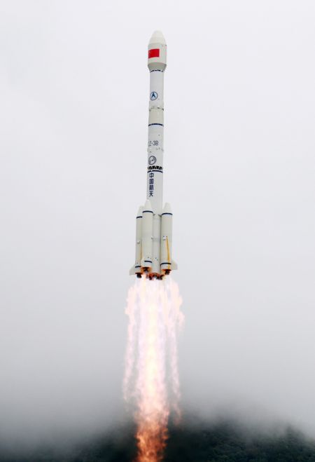 (miniature) Une fusée porteuse transportant le dernier satellite du système de navigation par satellite BeiDou (BDS) décolle du centre de lancement de satellites de Xichang