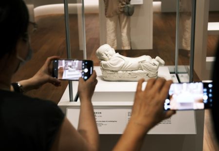(miniature) Des visiteurs prennent des photos d'un objet exposé au Musée du Palais de Hong Kong