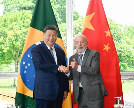 (miniature) Le président chinois Xi Jinping s'entretient avec son homologue brésilien Luiz Inacio Lula da Silva à Brasilia