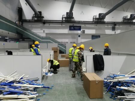 (miniature) Des ouvriers travaillent dans un hôpital temporaire en construction au Centre international des expositions et des congrès de Changchun