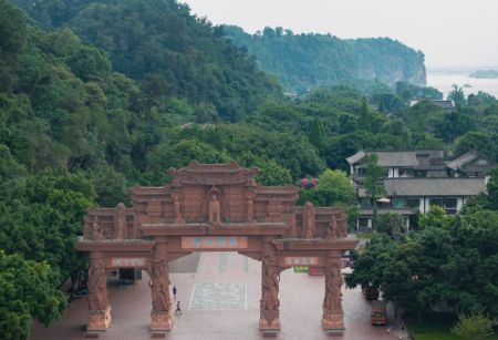 (miniature) Un portique dans la zone touristique du grand Bouddha de Leshan