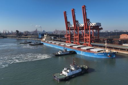 (miniature) Photo aérienne d'un navire accostant dans un terminal pour le charbon du port de Tangshan