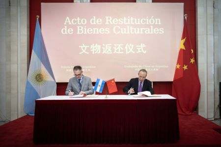 (miniature) Des représentants de Chine et d'Argentine assistent à une cérémonie de restitution de biens culturels à la Chine à Buenos Aires