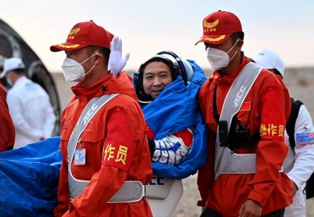 (miniature) L'astronaute Fei Junlong sort de la capsule de retour du vaisseau spatial habité Shenzhou-15