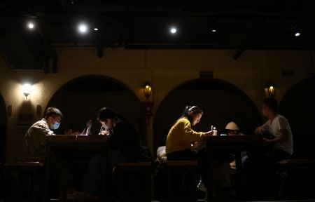 (miniature) Des lecteurs dans une librairie à Xining