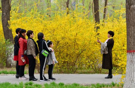 (miniature) Des touristes posent pour une photo dans le parc Huangtaishan de Qian'an