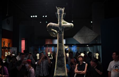 (miniature) Des visiteurs observent une réplique en bronze lors d'une exposition intitulée Dévoiler Sanxingdui et Jinsha de l'ancienne civilisation Shu au Musée du Grand Canal de Beijing