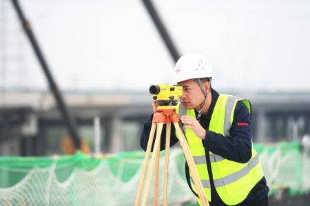 (miniature) Un ouvrier effectue des contr&ocirc;les d'inspection de la qualit&eacute; dans le chantier d'un projet de r&eacute;novation &agrave; Shijiazhuang