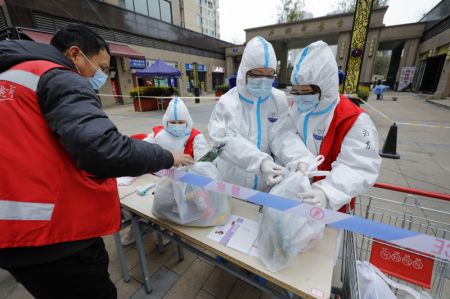 (miniature) Des employés et des bénévoles font la liste des produits de première nécessité commandés par les habitants d'un quartier résidentiel placé en quarantaine dans l'arrondissement de Chenghua à Chengdu