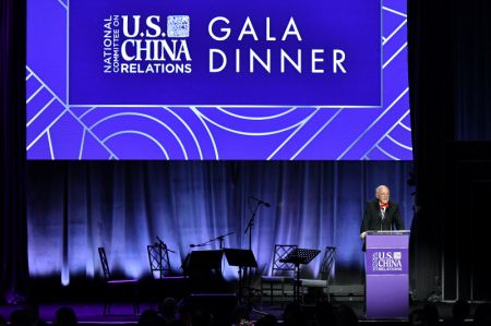 (miniature) Le président du Comité national sur les relations Etats-Unis-Chine (NCUSCR) Stephen Orlins prend la parole lors du dîner de Gala annuel du NCUSCR à New York