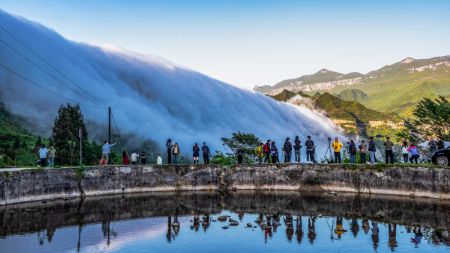 (miniature) Des touristes apprécient des nuages dévalant du mont Jinfo à Chongqing