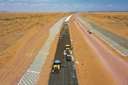 (miniature) Photo aérienne du chantier de la section Qingtongxia-Zhongwei de l'autoroute Wuhai-Maqin