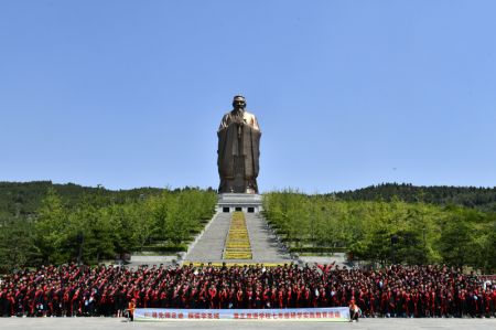 (miniature) Des étudiants posent pour des photos devant la statue de Confucius lors d'un voyage d'études à Qufu