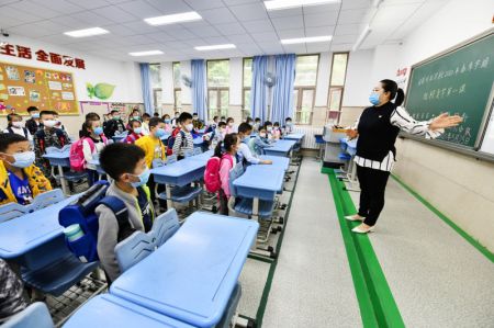 (miniature) Des élèves assistent à un cours dans une école primaire de Guiyang