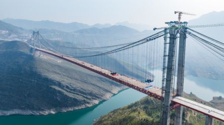 (miniature) Photo aérienne prise par un drone du chantier du pont de la rivière Zangke sur l'autoroute Nayong-Qinglong