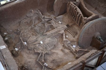 (miniature) Un chariot en bronze restauré dans une base de l'Institut provincial d'archéologie du Shaanxi