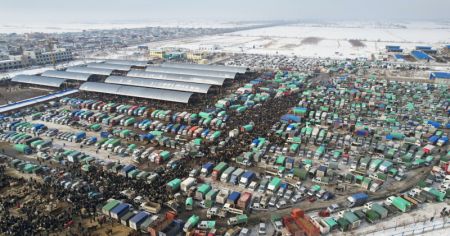 (miniature) Photo aérienne d'un marché de produits agricoles du district de Yining