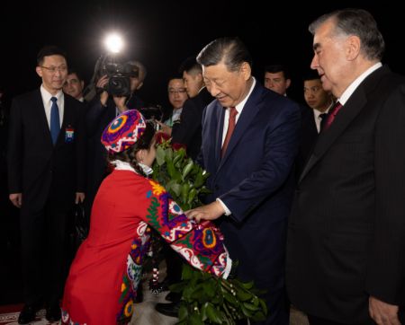 (miniature) Une enfant tadjike offre des fleurs au président chinois Xi Jinping à son arrivée à l'aéroport de Douchanbé