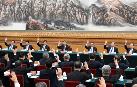 (miniature) Le présidium du 20e Congrès national du Parti communiste chinois (PCC) tient sa deuxième réunion au Grand Palais du Peuple
