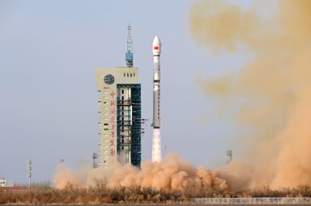 (miniature) Une fusée Longue Marche-4C transportant un nouveau satellite de télédétection de la série Yaogan-34 décolle du Centre de lancement de satellites de Jiuquan