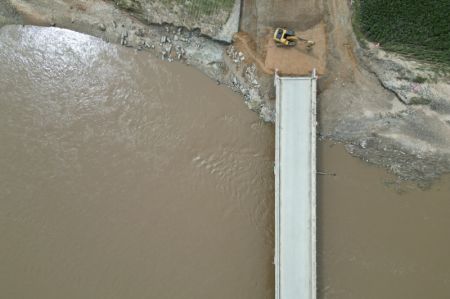 (miniature) Vue a&eacute;rienne d'un pont en cours de reconstruction apr&egrave;s les inondations &agrave; Shangzhi