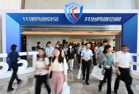 (miniature) Des participants quittent le site de la première édition du Sommet sur la cybersécurité (Tianjin)