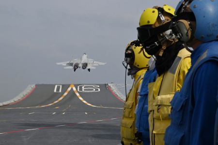 (miniature) La formation du porte-avions chinois Liaoning effectue un entraînement régulier au combat réel en haute mer à la fin du mois d'octobre 2024