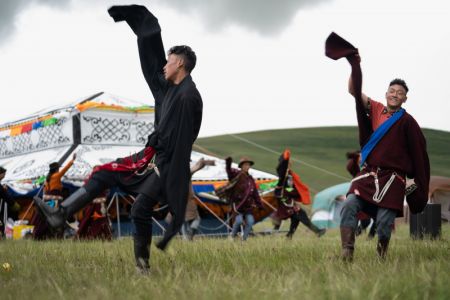 (miniature) Des habitants exécutent une danse de Guozhuang dans une prairie du district de Baiyu de la préfecture autonome tibétaine de Garze