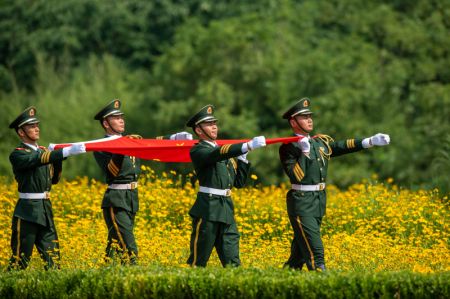 (miniature) Des membres de la garde d'honneur transportent le drapeau national chinois lors de la cérémonie d'allumage de la flamme des Jeux asiatiques 2022 de Hangzhou