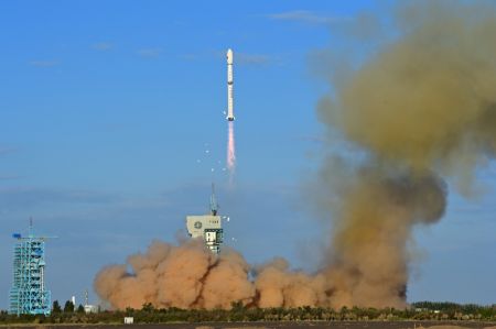 (miniature) Une fusée porteuse Longue Marche-4C transportant le satellite Yaogan-33 02 décolle depuis le Centre de lancement des satellites de Jiuquan dans le nord-ouest de la Chine