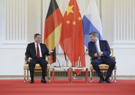 (miniature) Le Premier ministre chinois Li Qiang s'entretient avec le ministre-président de Bavière Markus Söder dans le Land de Bavière