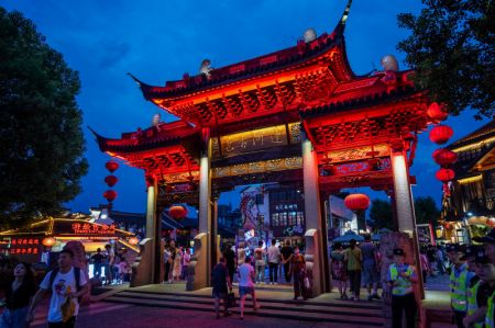 (miniature) Des gens visitent la communauté historique du pont Qingming à Wuxi