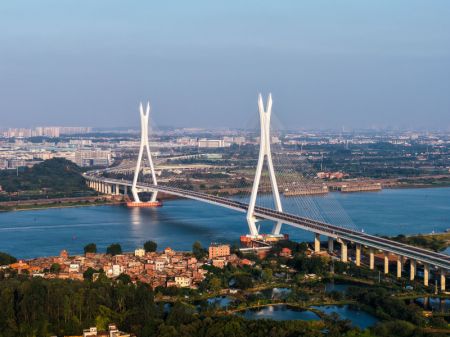 (miniature) Une photo aérienne prise par un drone le 21 novembre 2024 montrant une vue du super pont de Fulong Xijiang à Foshan