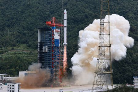 (miniature) Une fusée porteuse Longue Marche-2D transportant un groupe de satellites de télédétection décolle du Centre de lancement de satellites de Xichang