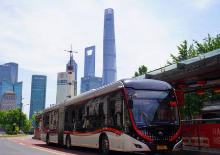 (miniature) Un bus dans la rue à Shanghai