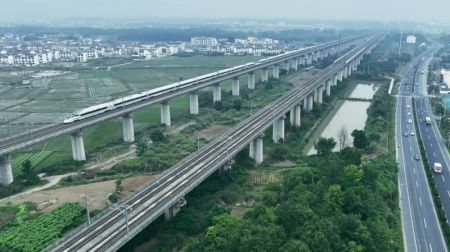 (miniature) Un train à grande vitesse à destination de Hangzhou quitte la gare du Nord de Huangshan à Huangshan