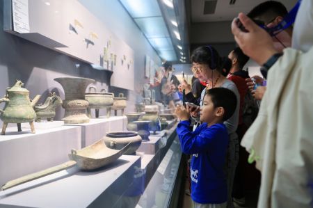 (miniature) Des gens visitent le Musée de Nanjing