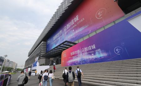 (miniature) Des visiteurs entrent dans le site de la Conférence mondiale sur l'intelligence artificielle 2021 à Shanghai