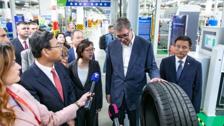 (miniature) Le président serbe Aleksandar Vucic visite l'usine chinoise de pneus Linglong à Zrenjanin