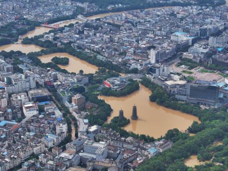 (miniature) Photo aérienne d'une zone inondée à Guilin