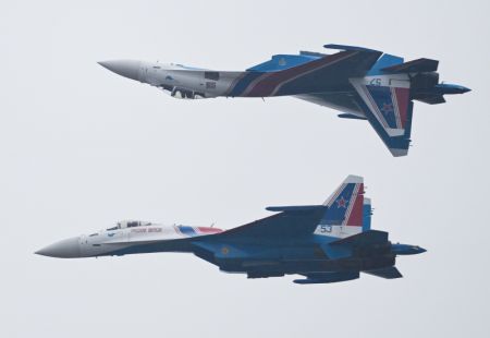 (miniature) Des avions de chasse de l'équipe de voltige Russian Knights durant un entraînement pour le prochain salon Airshow China