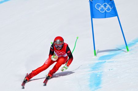 (miniature) La Chinoise Kong Fanying lors de la compétition du Super-G femmes de ski alpin aux Jeux olympiques d'hiver de Beijing 2022