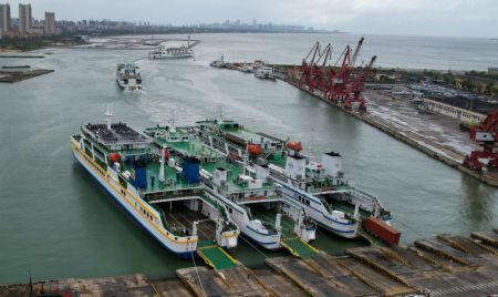 (miniature) Photo aérienne de navires quittant le port de Xiuying